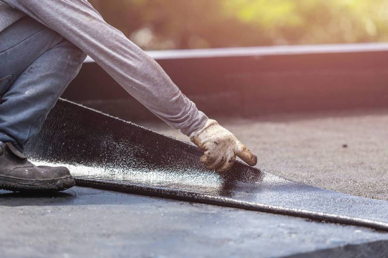 Étanchéité bicouche avec protection lourde pour un toit-terrasse durable