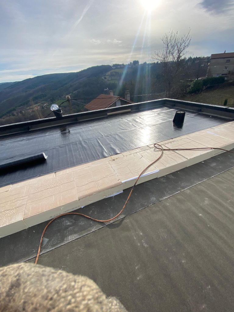 Pose d’isolant thermique et pare-vapeur pour étanchéité performante chez MINUTENERGY