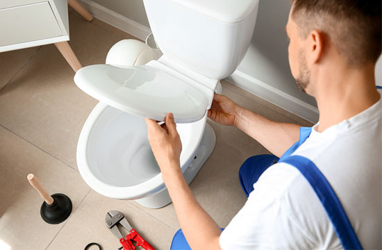 Installation de sanitaires modernes – lavabo et robinetterie par MINUTENERGY