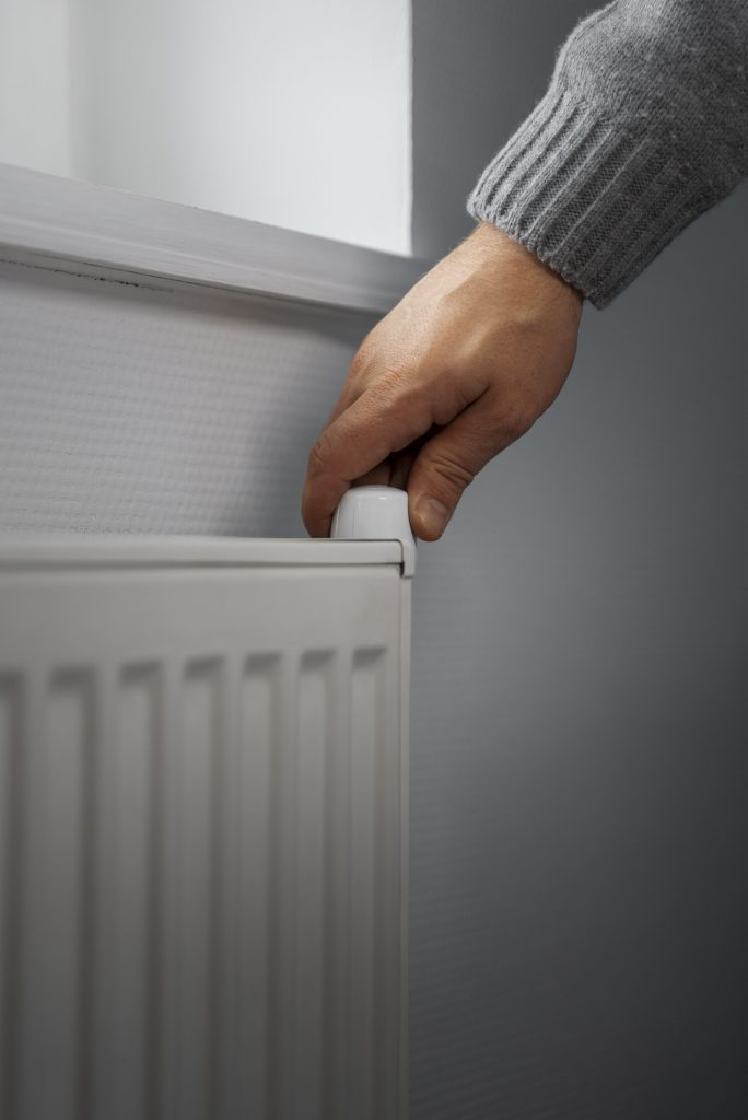 Technicien MINUTENERGY réglant le chauffage central au Puy-en-Velay